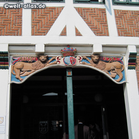 Detail über dem Eingang zum Rathaus von Jork im Alten Land