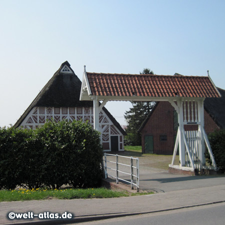 Altländer Bauernhof mit Prunkpforte, typisches Fachwerkhaus im Alten Land mit dem Hoftor