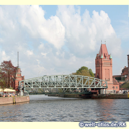 Hubbrücken über den Elbe-Lübeck-Kanal am Burgtor – hier am Eingang zur Altstadt treffen Kanal und Trave zusammen