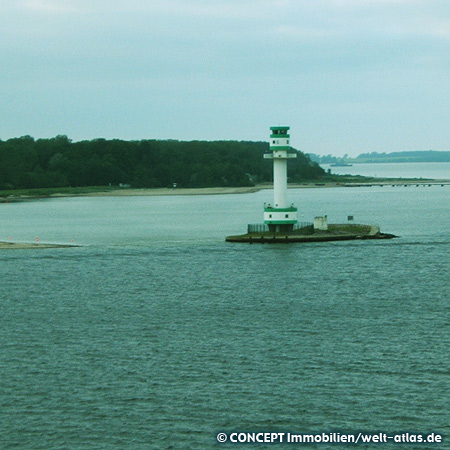 Leuchtturm von Friedrichsort am westlichen Ufer der Kieler Förde 54°23.433' N, 10°11.604' O