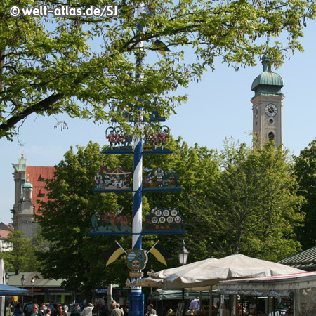 Viktualienmarkt mit Maibaum, im Hintergrund der Turm der Heiig-Geist-Kirche