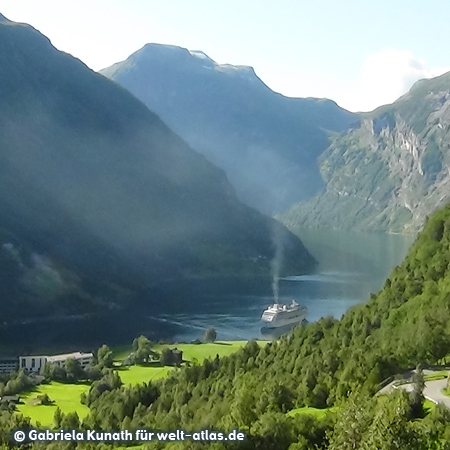 UNESCO-Weltnaturerbe – Kreuzfahrtschiff im Geirangerfjord in Norwegen