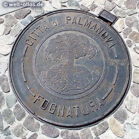 Kanaldeckel in Palmanova auf der Piazza Grande, Festungsstadt mit sternförmigem Grundriss, Wappen mit Palme
