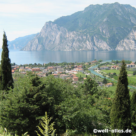 Gardasee, Blick aus den Bergen auf Nago-Torbole, Nordende des Sees im Trentino