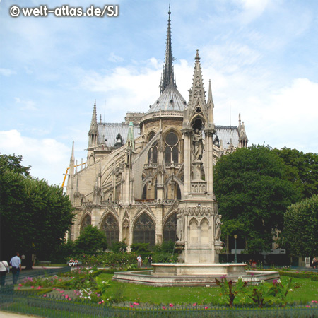 Die Kathedrale Notre-Dame de Paris, Ostseite, eines der ältesten gotischen Kirchengebäude in Frankreich