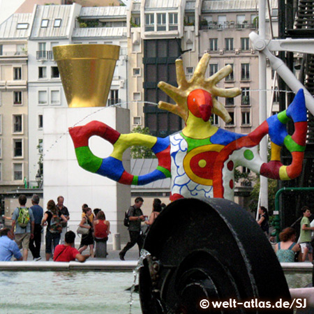 Strawinsky Brunnen von Jean Tinguely und Niki de Saint Phalle vor dem Centre Pompidou