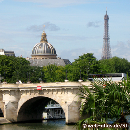 Pont Neuf und Kuppel der Académie française, dahinter der Eiffelturm