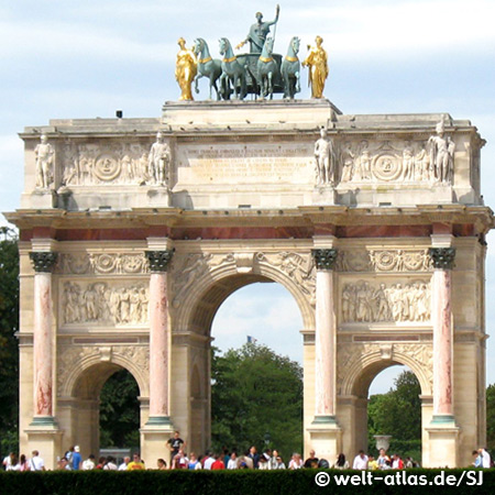 Arc de Triomphe du Carrousel, kleiner Triumphbogen mit Quadriga in der Nähe des Louvre