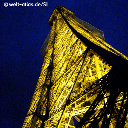 At night under the Eiffel Tower, Details of Construction