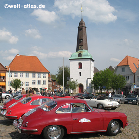 Porschetreffen auf dem Marktplatz mit der Stadtkirche in Glückstadt, Kreis Steinburg