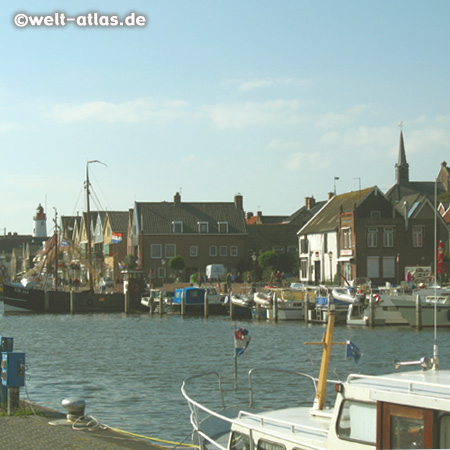 im Hafen von Urk, der Leuchtturm und Kirchturm im Hintergrund