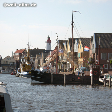 Kutter im Hafen von Urk, der Leuchtturm im Hintergrund