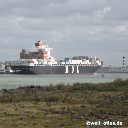 Niederlande, Containerschiff auf dem Weg in den Hafen