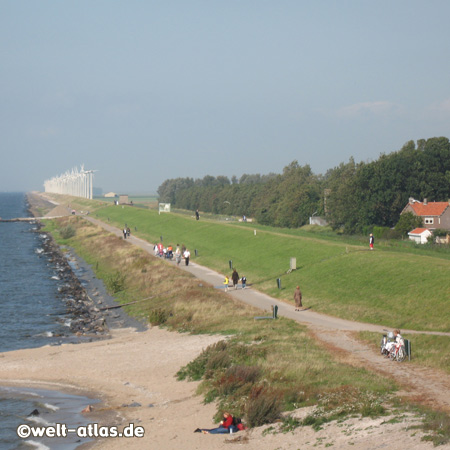 Urk, Blick Richtung Norden am Deich, Windräder in der Ferne