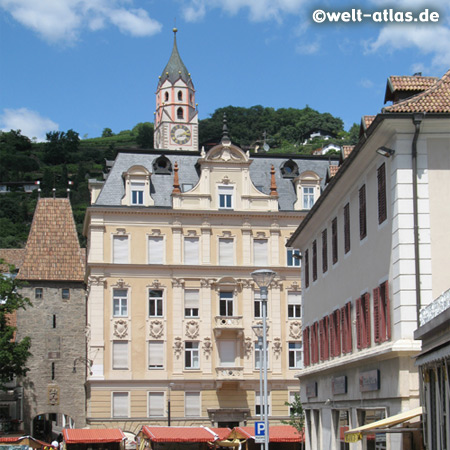 Links das Bozner Tor und dahinter die Pfarrkirche St. Nikolaus, Meran