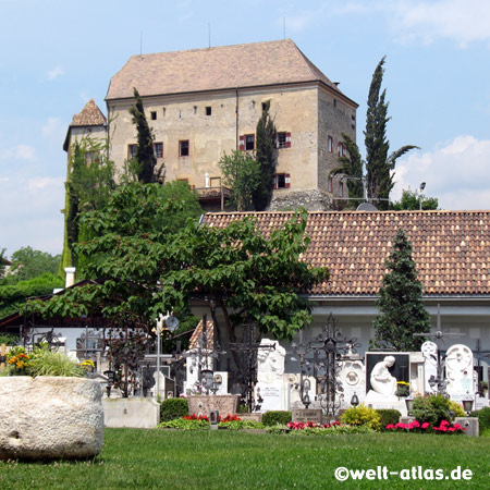 Schloss Schenna im Dorf Schenna in der Nähe von Meran und Schloss Trauttmansdorff 