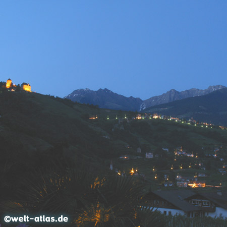 Später Abend bei Algund, Blick auf das Schloss Tirol, Südtirol, Italien 