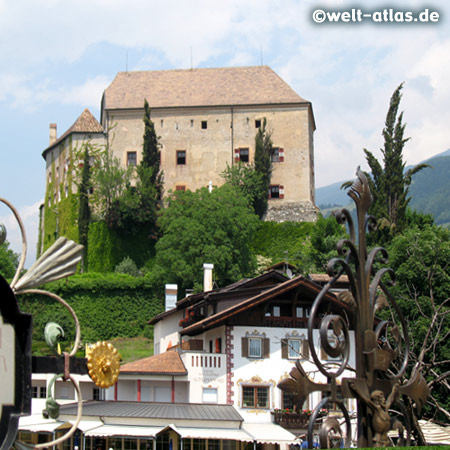 Schloss Schenna im Dorf Schenna in der Nähe von Meran und Schloss Trauttmansdorff 