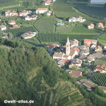 Weinstöcke rund um die Kirche von Algund-Dorf, im alten Ortskern liegt auch unsere Lieblingspension