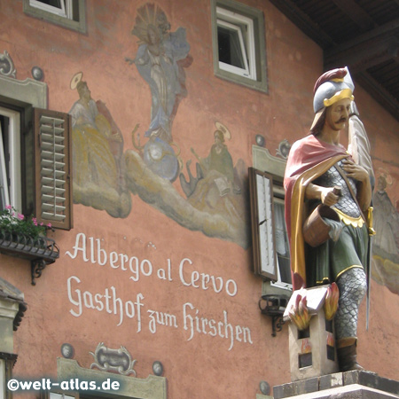 Detailfoto, Brunnen mit St. Florian vor wunderschöner Fassade in Klausen