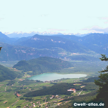 Blick aus den Bergen auf den Kalterer See