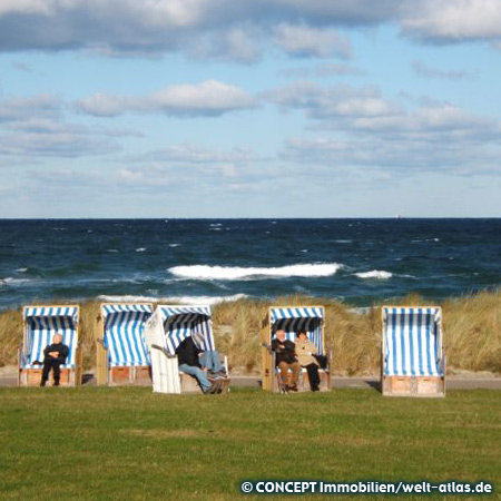 Windgeschützt im Strandkorb an der Ostsee