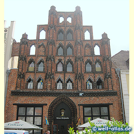 Das älteste Bürgerhaus der Stadt - „Alter Schwede" am Marktplatz der Hansestadt Wismar, heute Restaurant