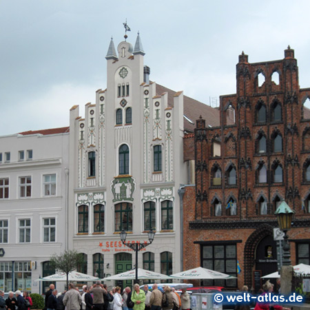 Schöne, sehenswerte alte Giebel am Markt in Wismar - 'Seestern' und 'Der Alte Schwede'