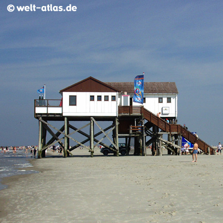 Sommertag in St. Peter-Ording am Strand, 2011 - die Pfahlbauten feiern 100-jährigen Geburtstag