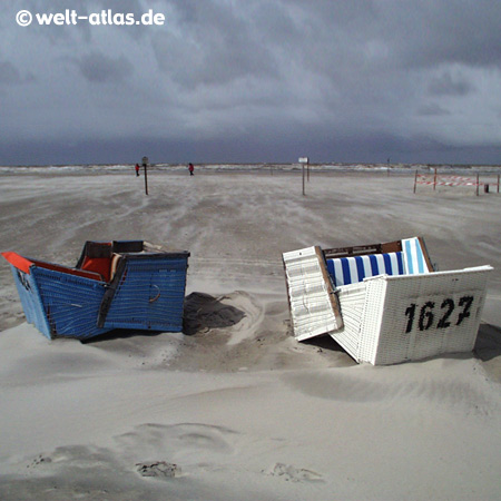 St. Peter-Ording, Strandkörbe im Sturm