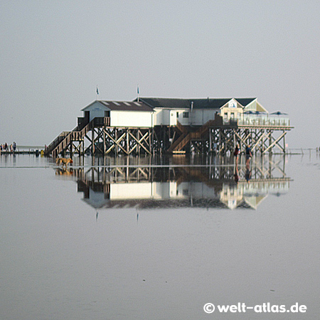 Abend am Restaurantpfahlbau Seekiste am Strand von Böhl - 2011 - die Pfahlbauten feiern 100-jährigen Geburtstag