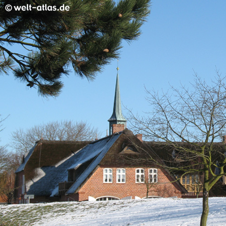 Kirchturm in St. Peter-Ording, im Dorf