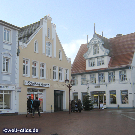 Schmuckvolle Fassaden der Häuser in Heide am Marktplatz, Markt/Ecke Süderstraße, z.B. das Dreetörn-Hus mit dem barocken Giebel