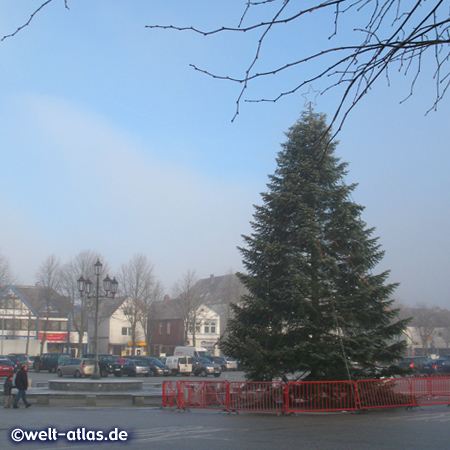 Weihnachtsbaum auf dem Marktplatz in Heide, dem größten unbebauten Marktplatz in Deutschland