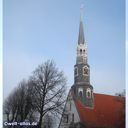 Die Kirche St. Jürgen am Marktplatz in Heide, Stadt mit dem größten unbebauten Marktplatz in Deutschland