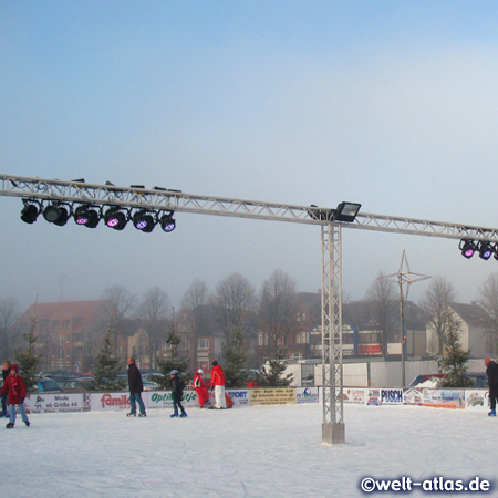 Eislaufbahn in Heide auf dem Marktplatz, größter unbebauter Marktplatz in Deutschland