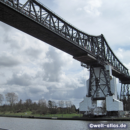 Blick vom Welcome Point auf die Rendsburger Hochbrücke und Schwebefähre am Nord-Ostsee-Kanal