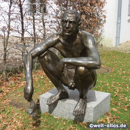 Bronzeskulptur auf Granitsockel des polnischen Künstlers Norbert Sarnecki im Skulpturenpark Kunstwerk Carlshütte, Teil der zwei Skulpturen mit dem Titel "Absurd"