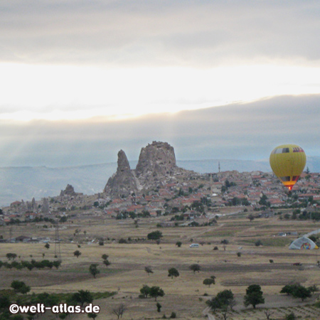 Heissluftballon und Burgfelsen von Uchisar, Türkei