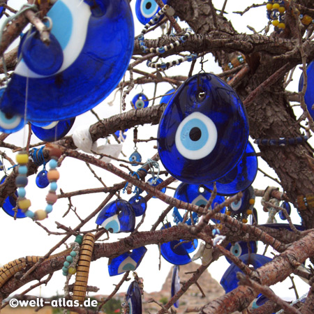 Blaue Augen hängen im Baum -  Nazar-Amulette gegen den "Bösen Blick" 