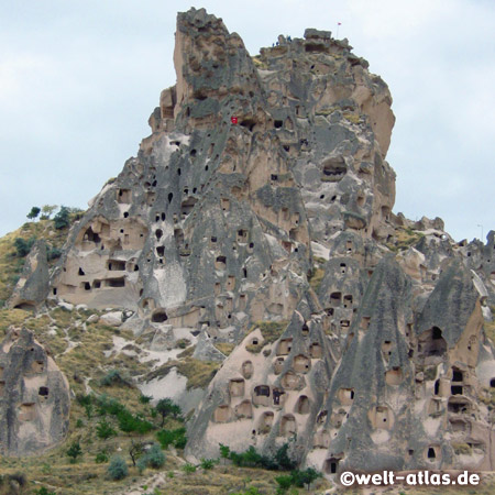 Burgfelsen Uçhisar, aus Tuffstein, höchste Bodenerhebung der Region