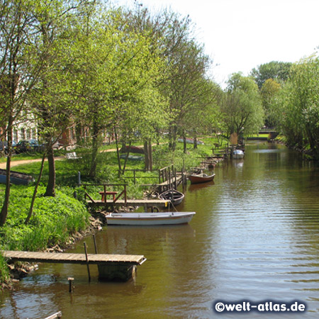 Bootsstege an einer Gracht in Friedrichstadt