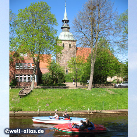 Kirche St. Christophorus am Mittelburgwall in Friedrichstadt, Boote auf dem Mittelburggraben