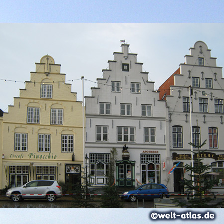 Schöne Häuser mit Treppengiebeln am Marktplatz in  Friedrichstadt