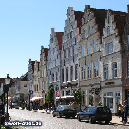 Schöne Häuser mit Treppengiebeln am Marktplatz in  Friedrichstadt