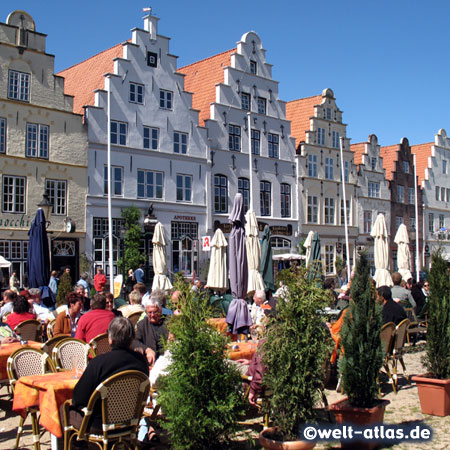 Sommertag in Friedrichstadt, schöne Häuser mit Treppengiebeln am Marktplatz in Friedrichstadt