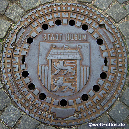 Sieldeckel, Kanaldeckel in Husum mit Wappen der Stadt