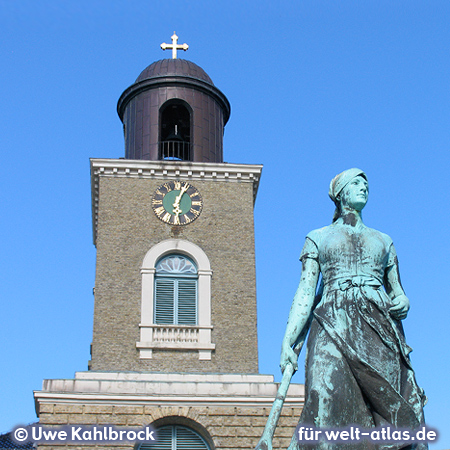 Der „Tine-Brunnen“ vor der Marienkirche auf dem Marktplatz in Husum, Foto: Uwe Kahlbrock