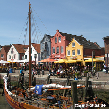 Am Husumer Binnenhafen läßt es sich schön bummeln, essen und shoppen