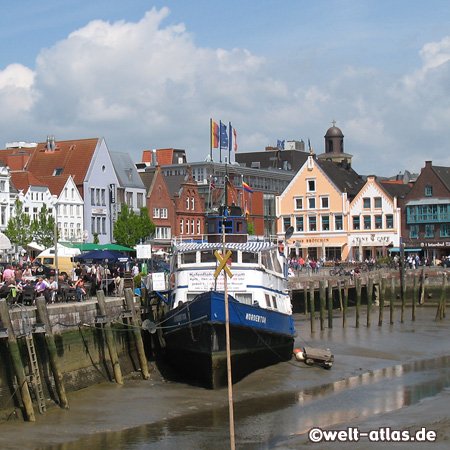 Take a walk at Husum inner harbour, sit in the sun and eat some fish or Husumer Krabben